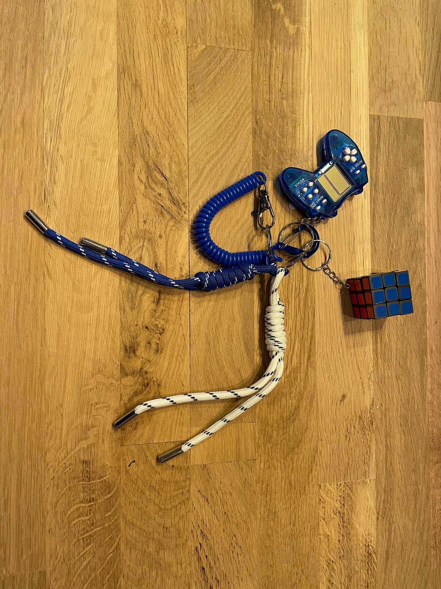 Bijou de sac manette de jeux + rubik’s cube bleu