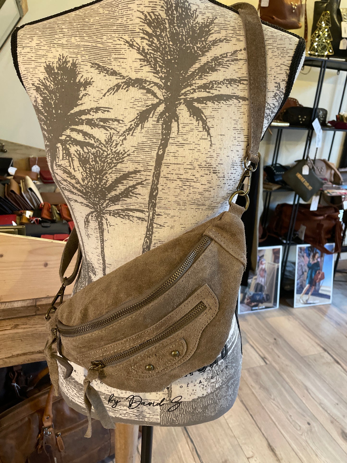 Banane Alda en daim coloris taupe