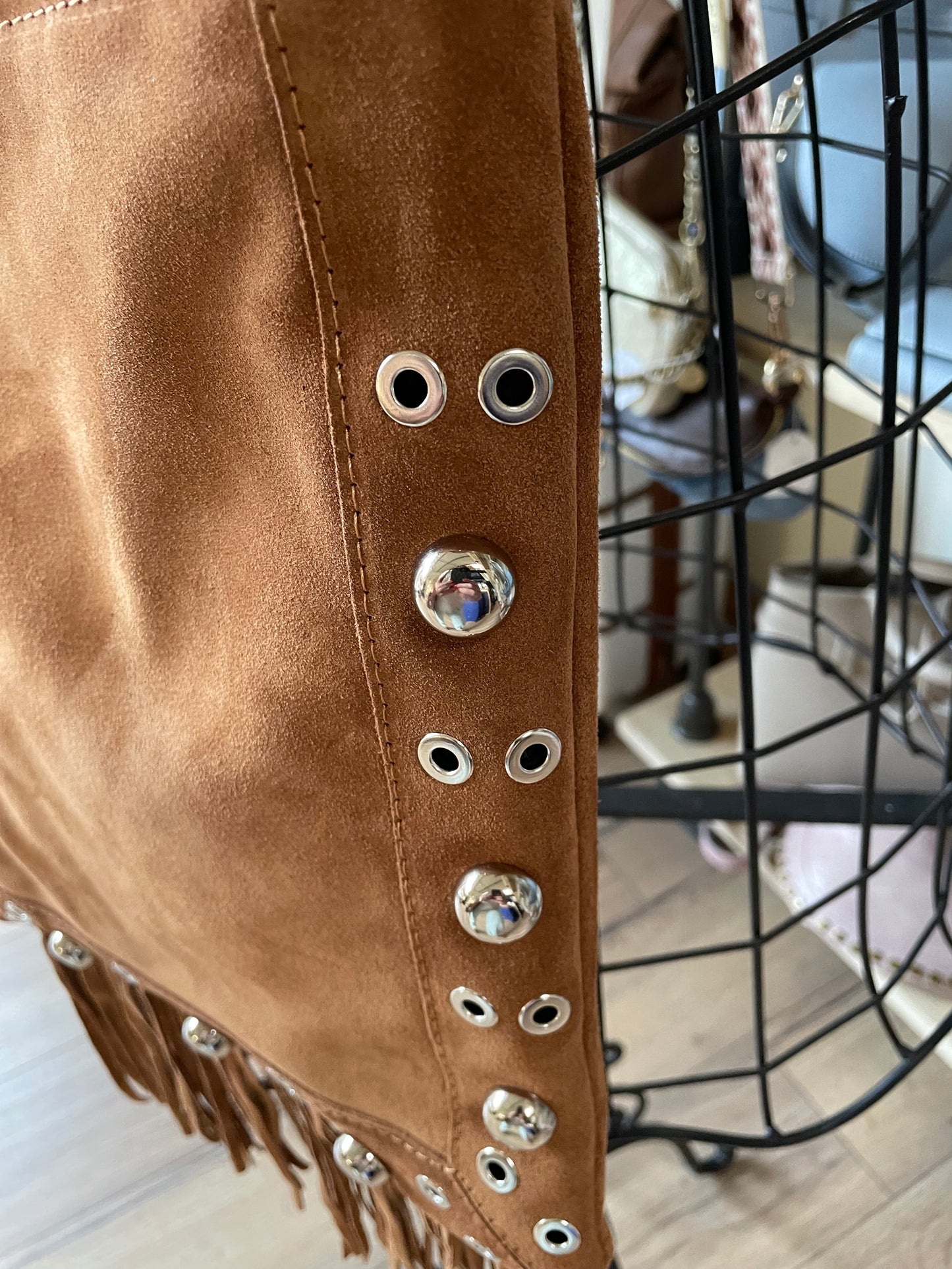 Sac Barbara en cuir suédé avec franges et rivets (coloris camel)