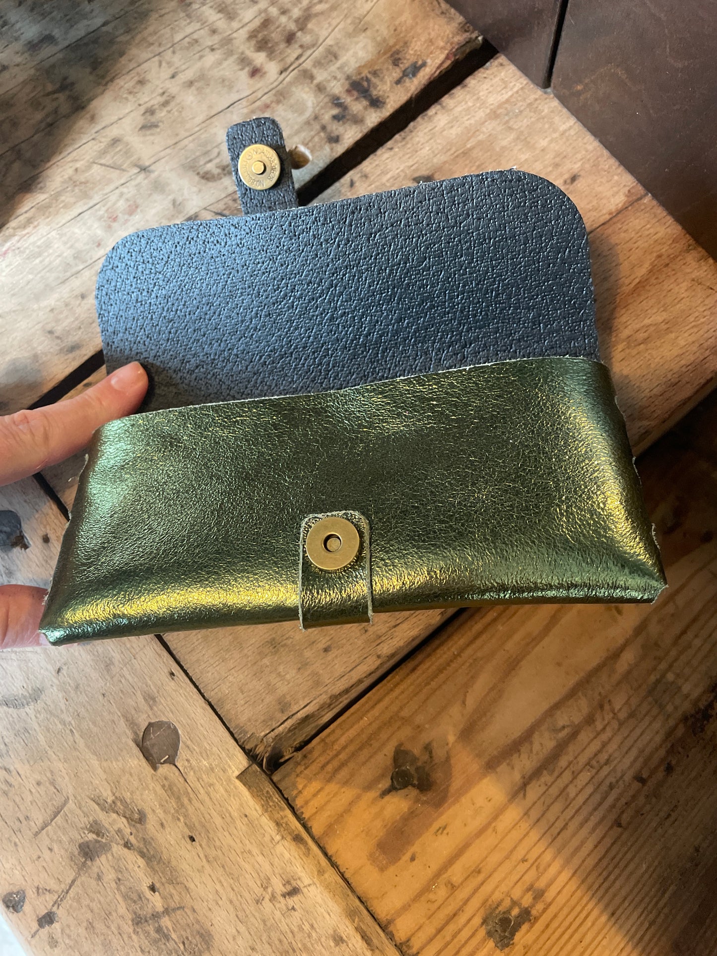 Étui à lunettes en cuir vert kaki irisé