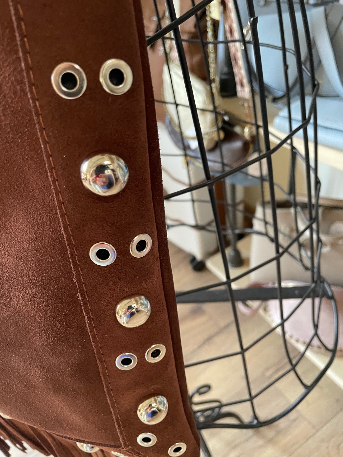 Sac Barbara en cuir suédé avec franges et rivets (coloris chocolat)