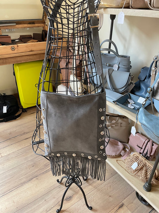 Sac Barbara en cuir suédé avec franges et clous et rivets (coloris gris)