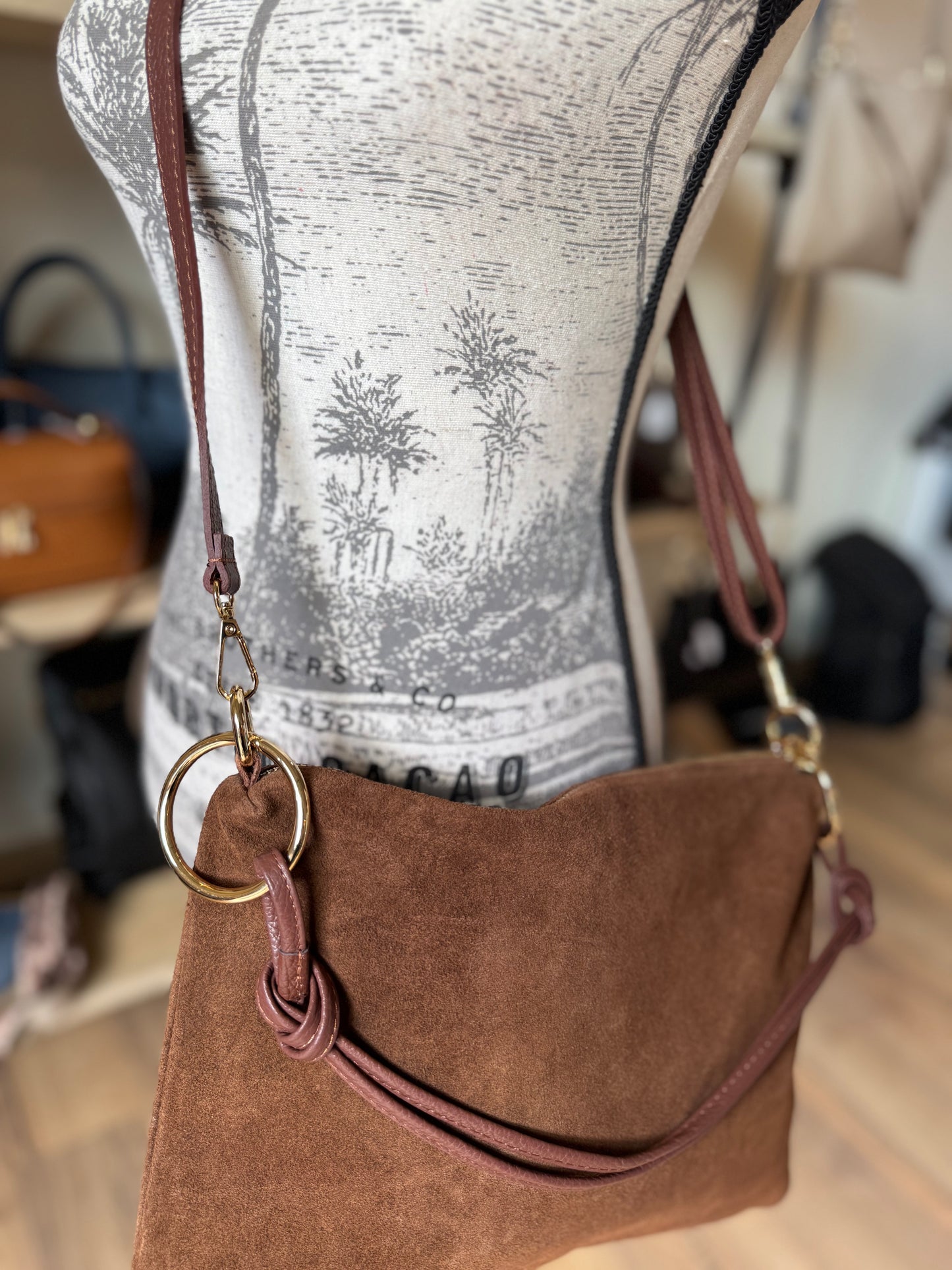 Sac Charlie format grande pochette en daim marron