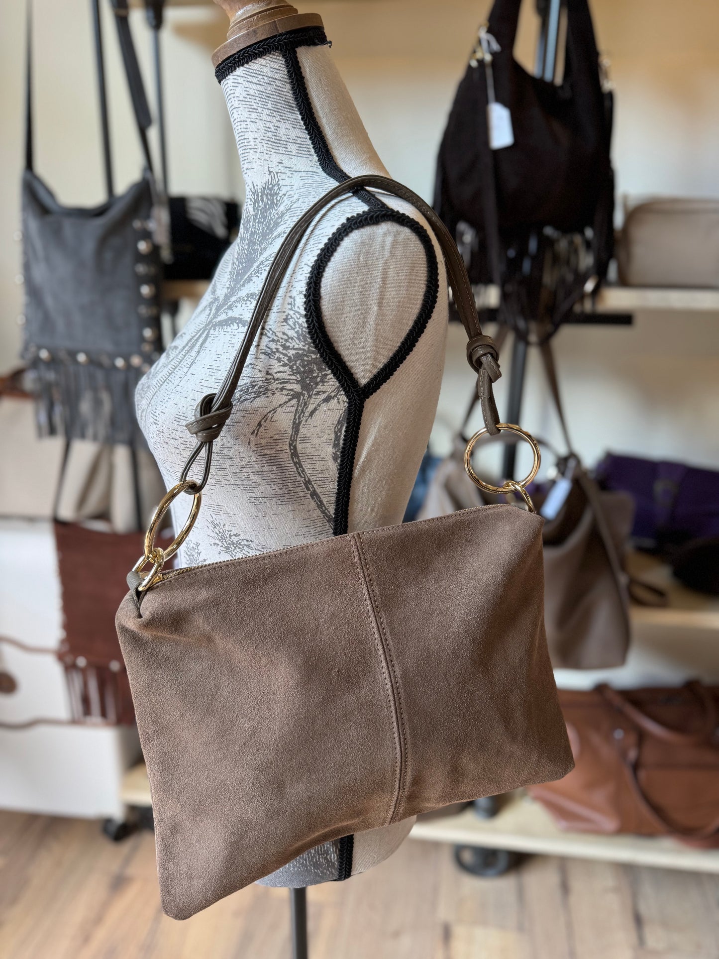 Sac Charlie format grande pochette en daim taupe foncé