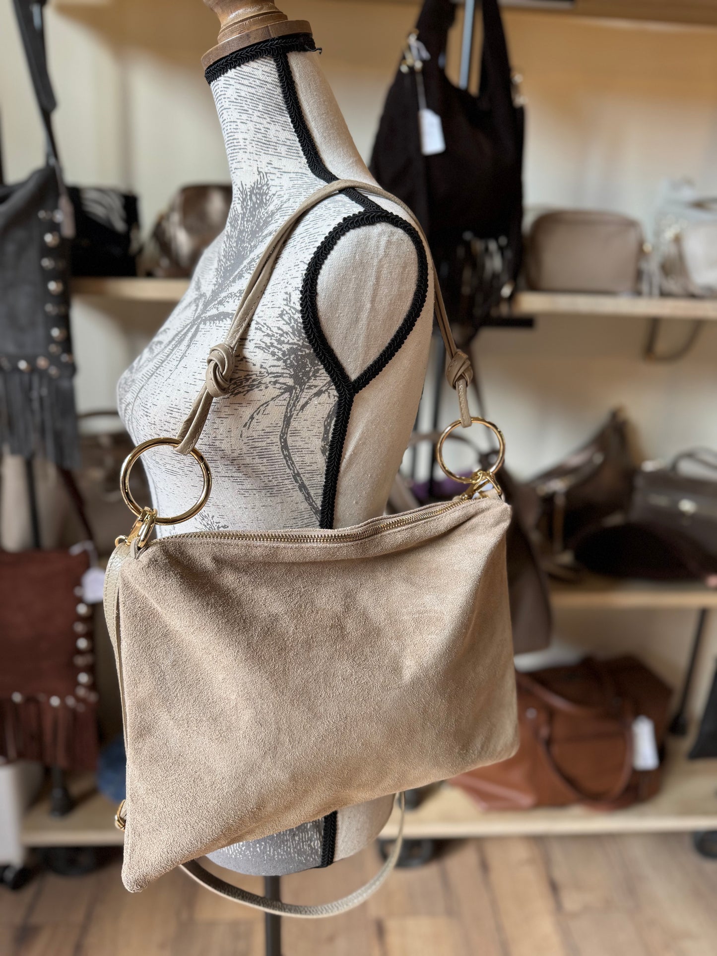 Sac Charlie format grande pochette en daim taupe claire