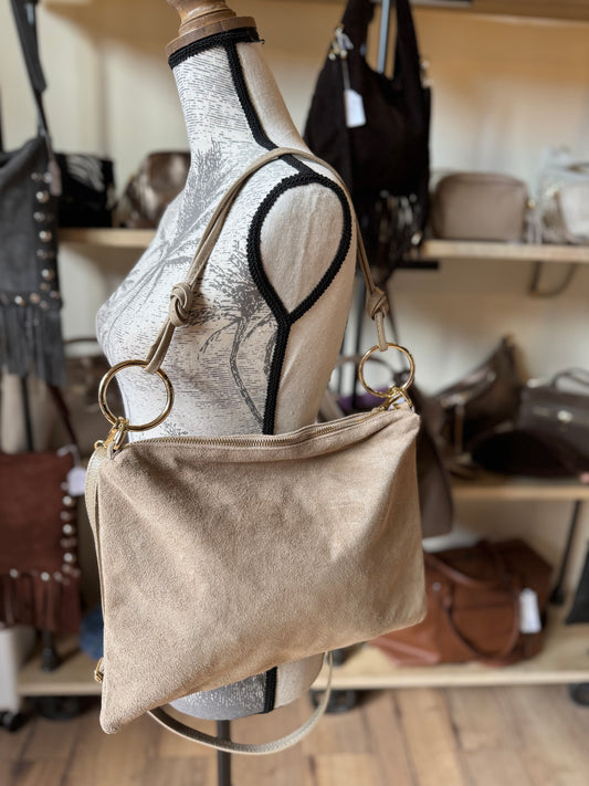 Sac Charlie format grande pochette en daim taupe claire