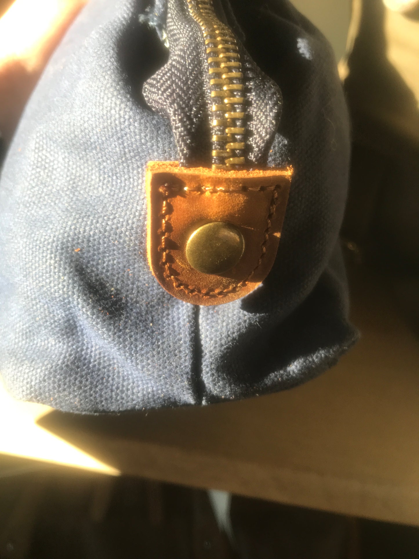 Trousse de toilette bleu marine pour les baroudeurs en toile waxée et cuir - Alaskan Maker