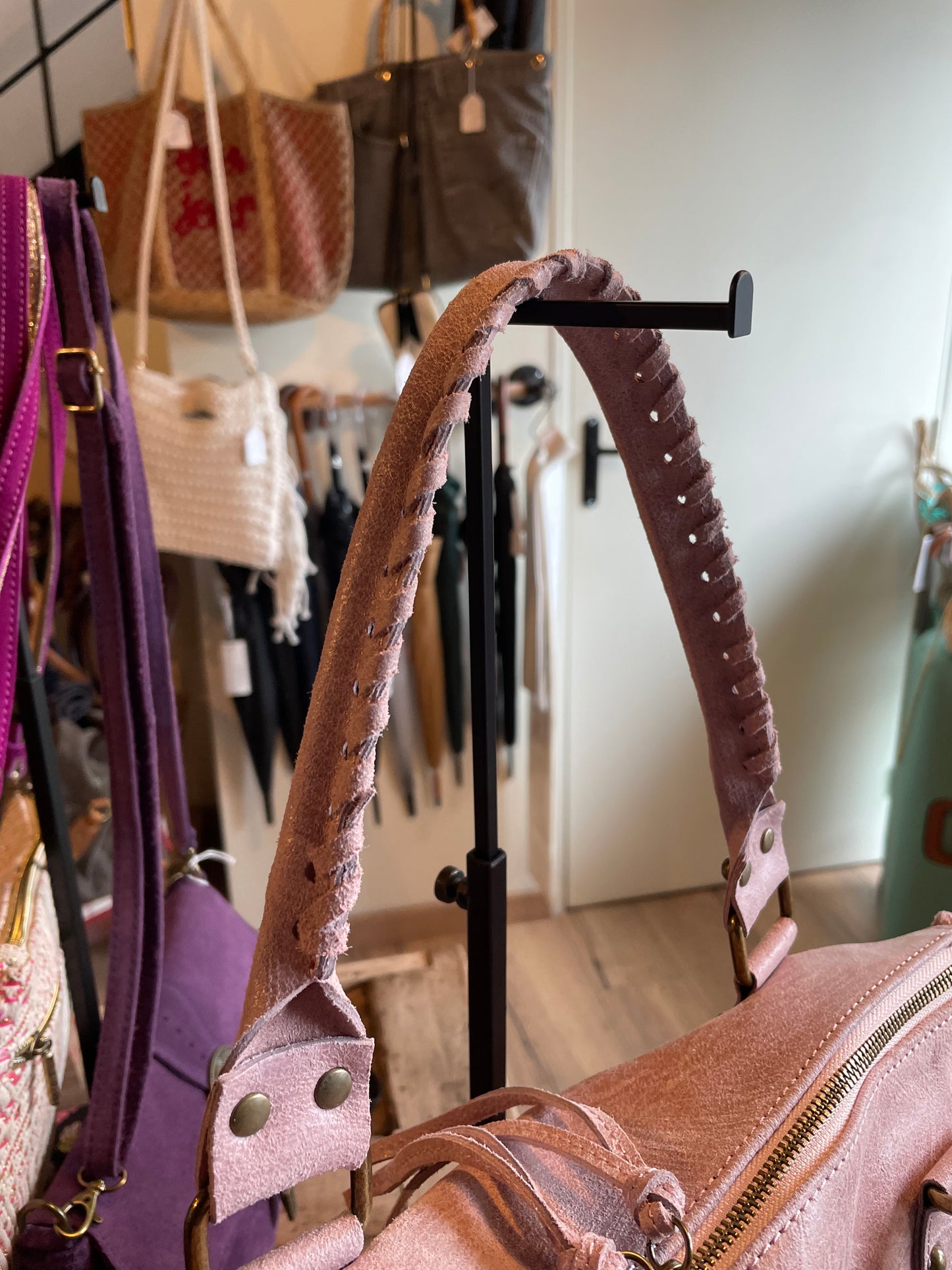 Sac Amandine en cuir mat rose poudré grand format