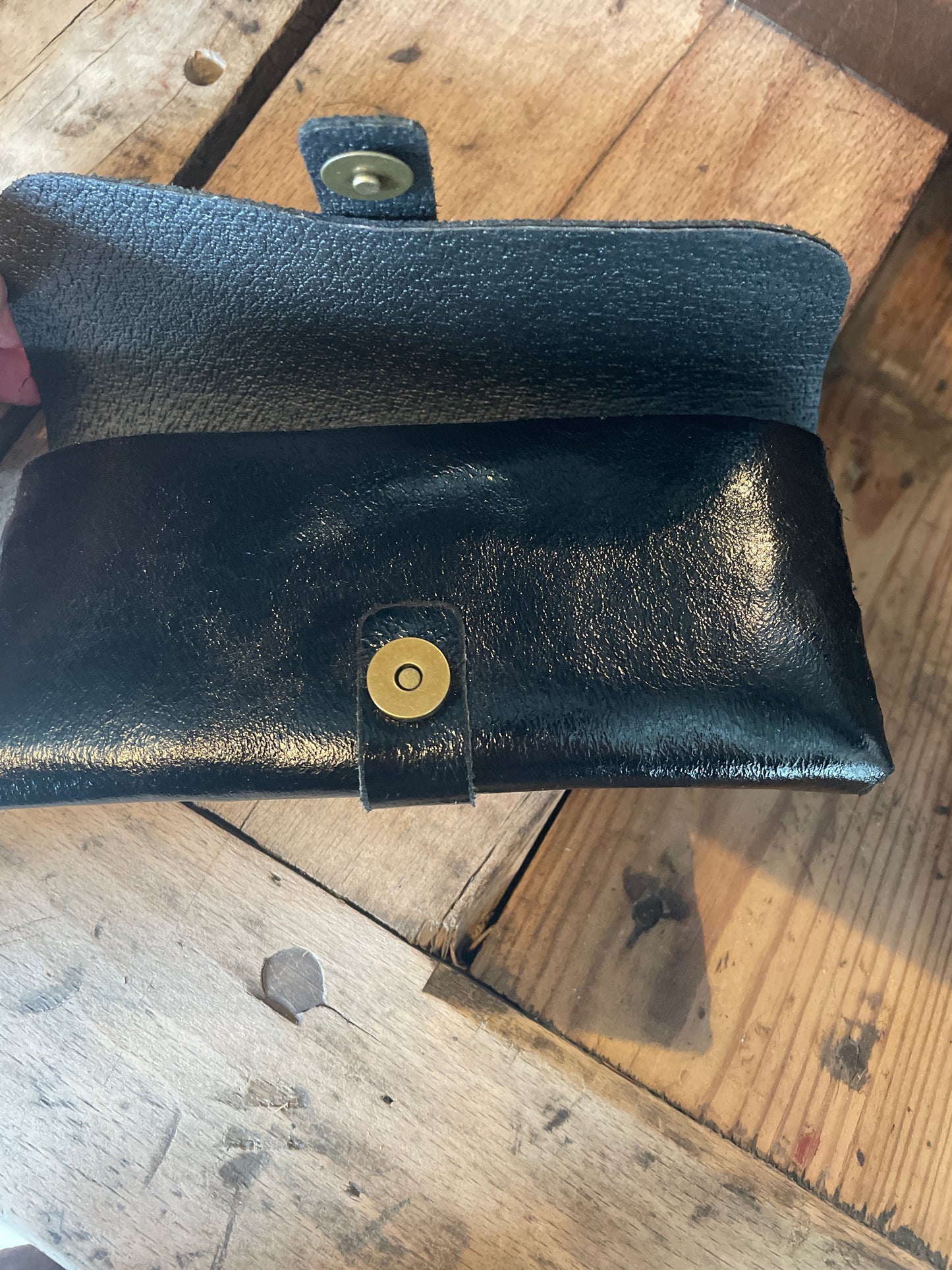 Étui à lunettes en cuir noir irisé