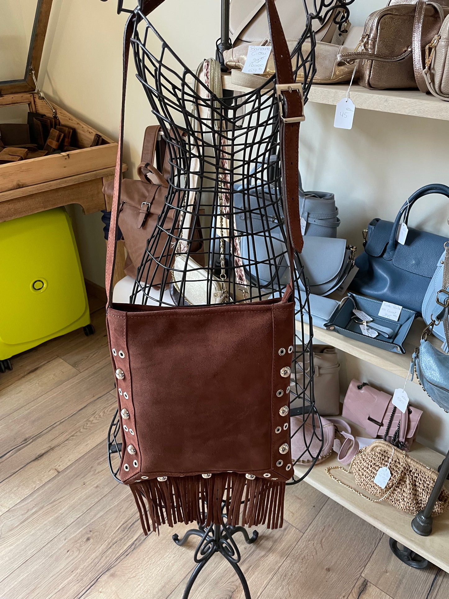 Sac Barbara en cuir suédé avec franges et rivets (coloris chocolat)