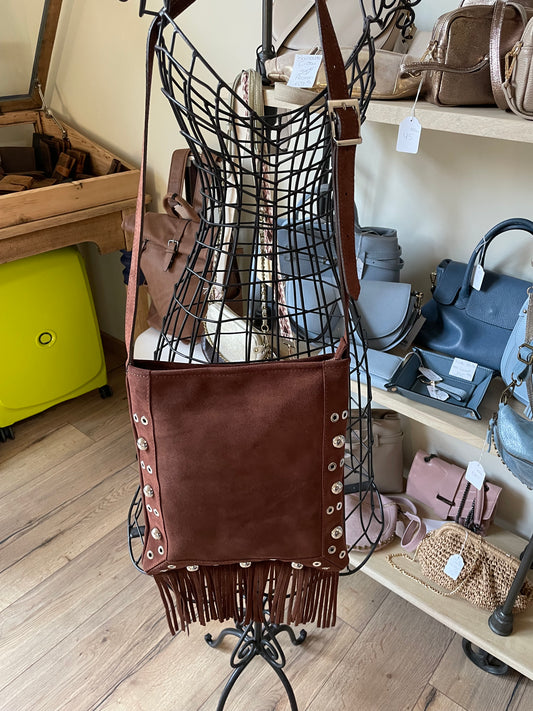 Sac Barbara en cuir suédé avec franges et rivets (coloris chocolat)