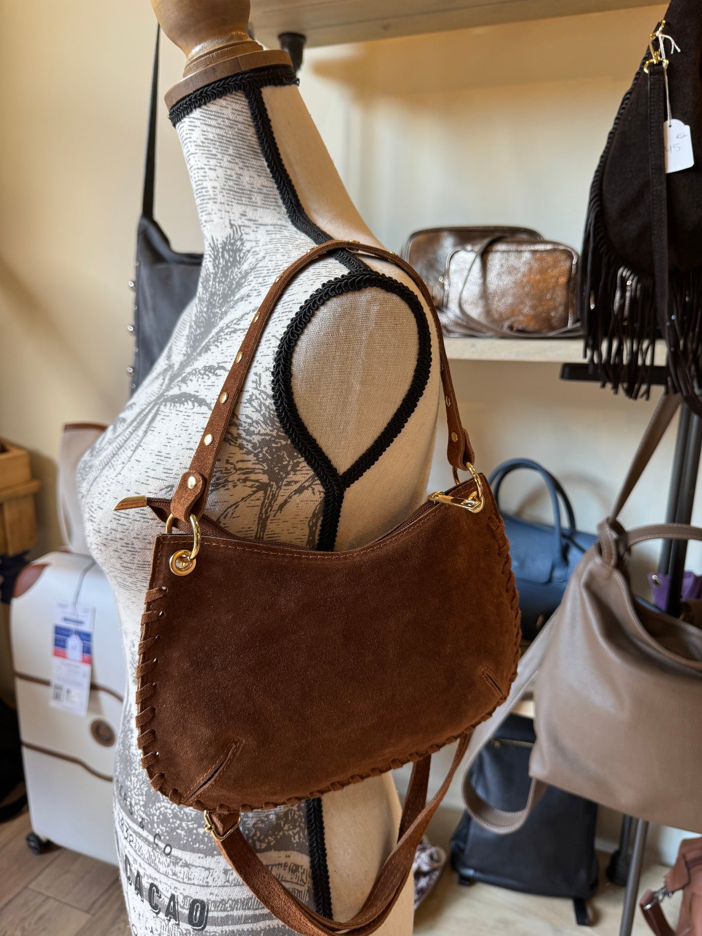 Sac format pochette Claire en daim et rivets - coloris cognac -