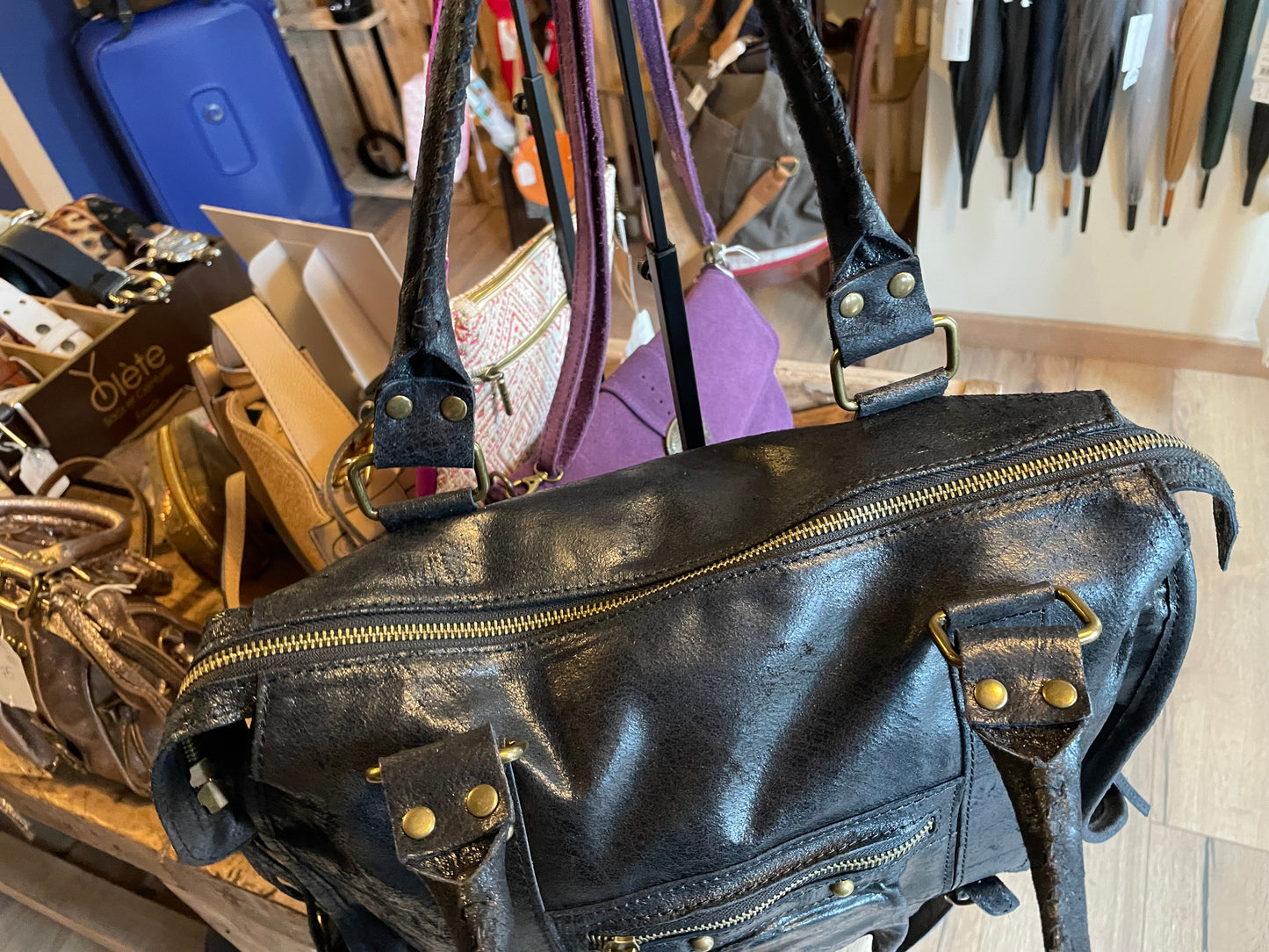 Sac Amandine en cuir noir mat - grand format