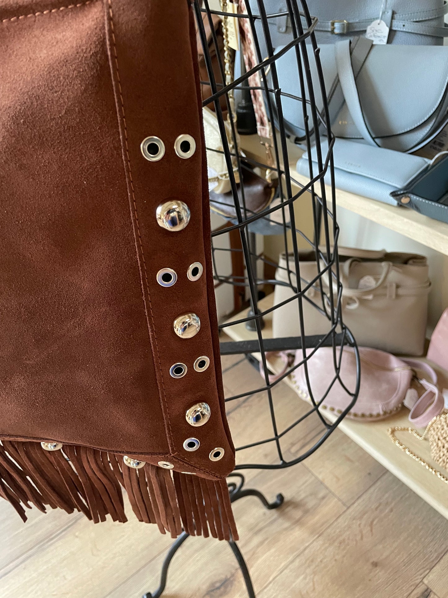 Sac Barbara en cuir suédé avec franges et rivets (coloris chocolat)