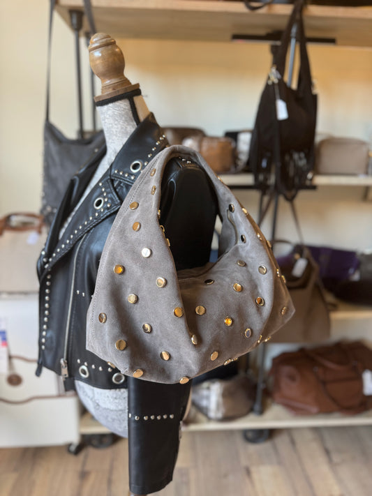 Sac Victoire en daim coloris taupe foncé et rivets dorés