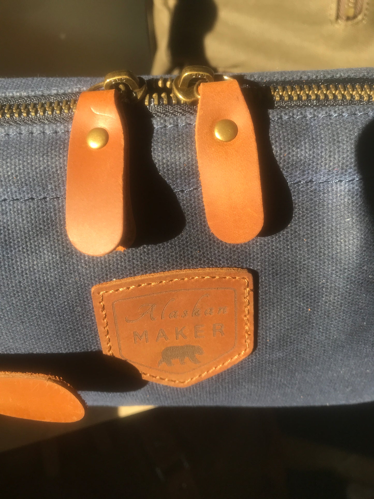 Trousse de toilette bleu marine pour les baroudeurs en toile waxée et cuir - Alaskan Maker