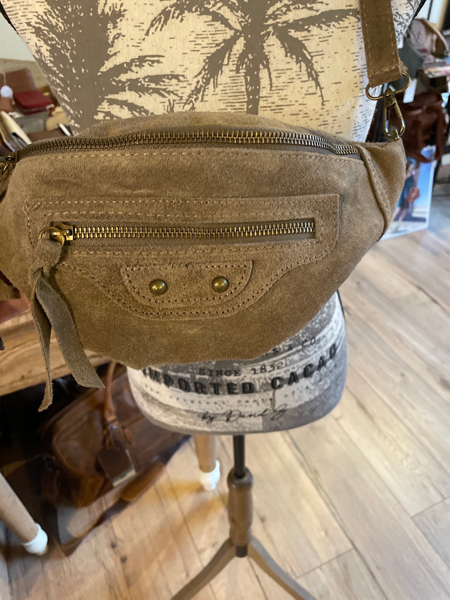 Banane Alda en daim coloris taupe