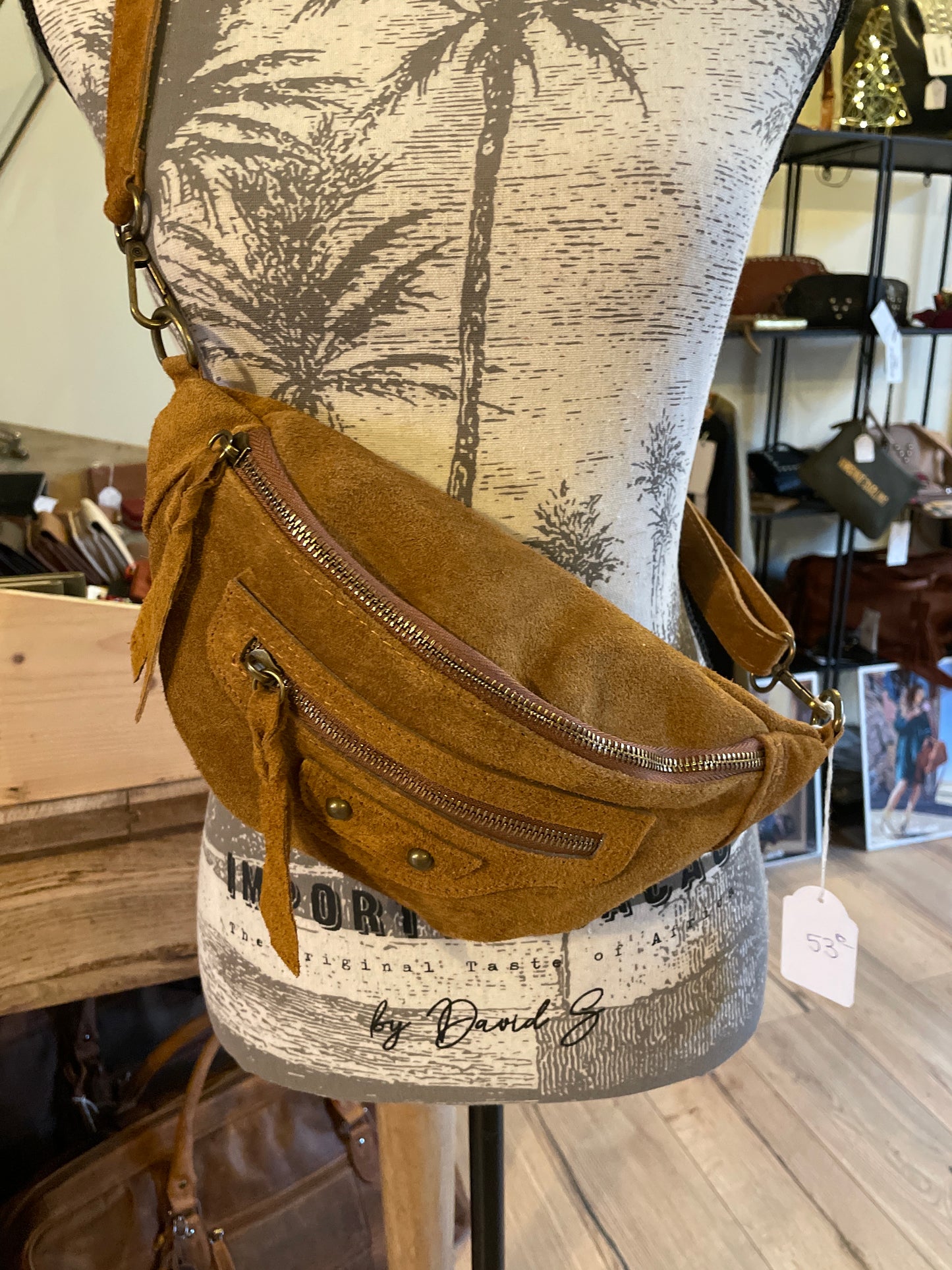 Banane Alda en daim coloris camel