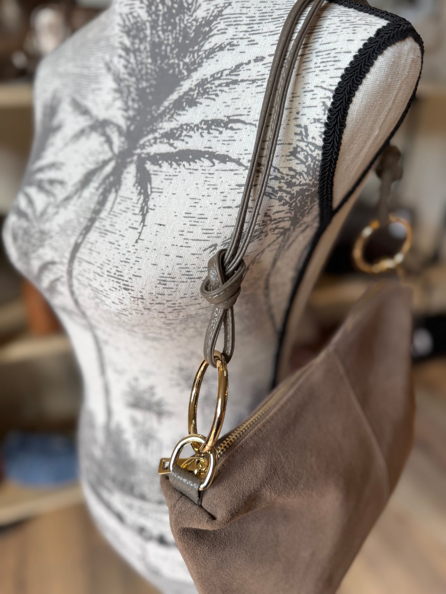 Sac Charlie format grande pochette en daim taupe foncé
