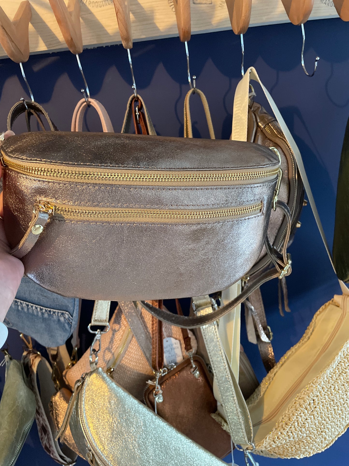 Banane SACHA en cuir irisé bronze
