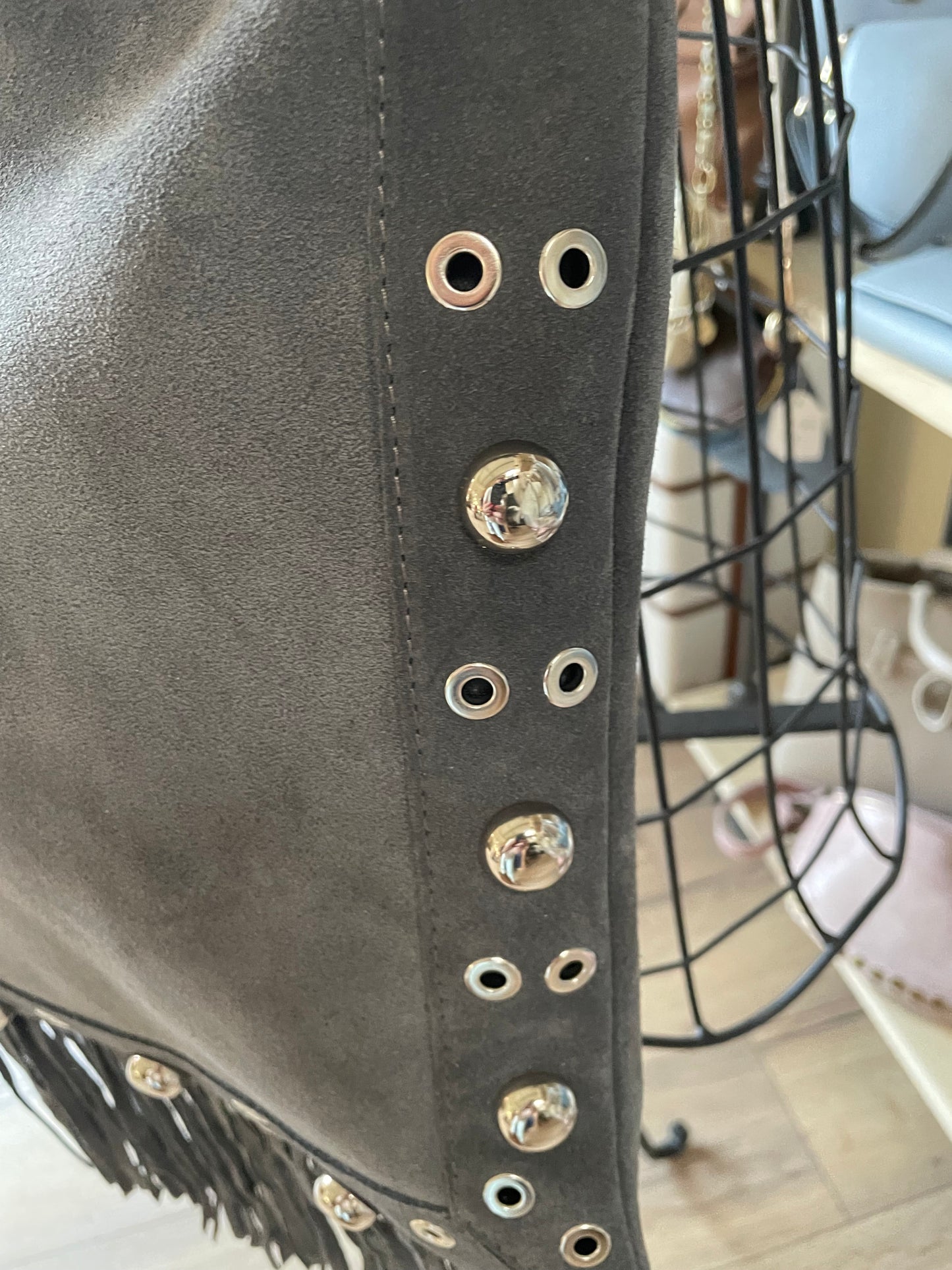 Sac Barbara en cuir suédé avec franges et clous et rivets (coloris gris)