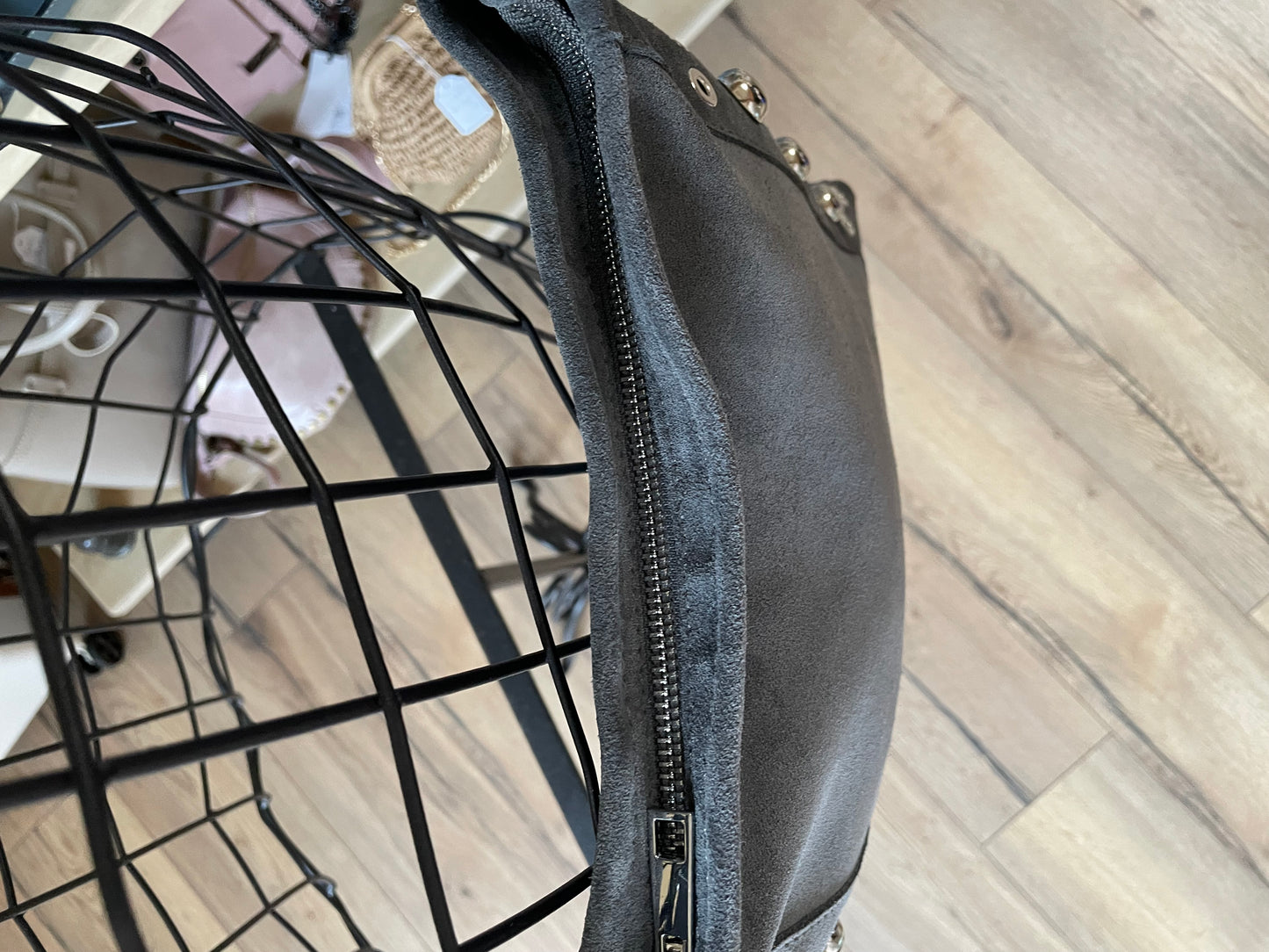 Sac Barbara en cuir suédé avec franges et clous et rivets (coloris gris)