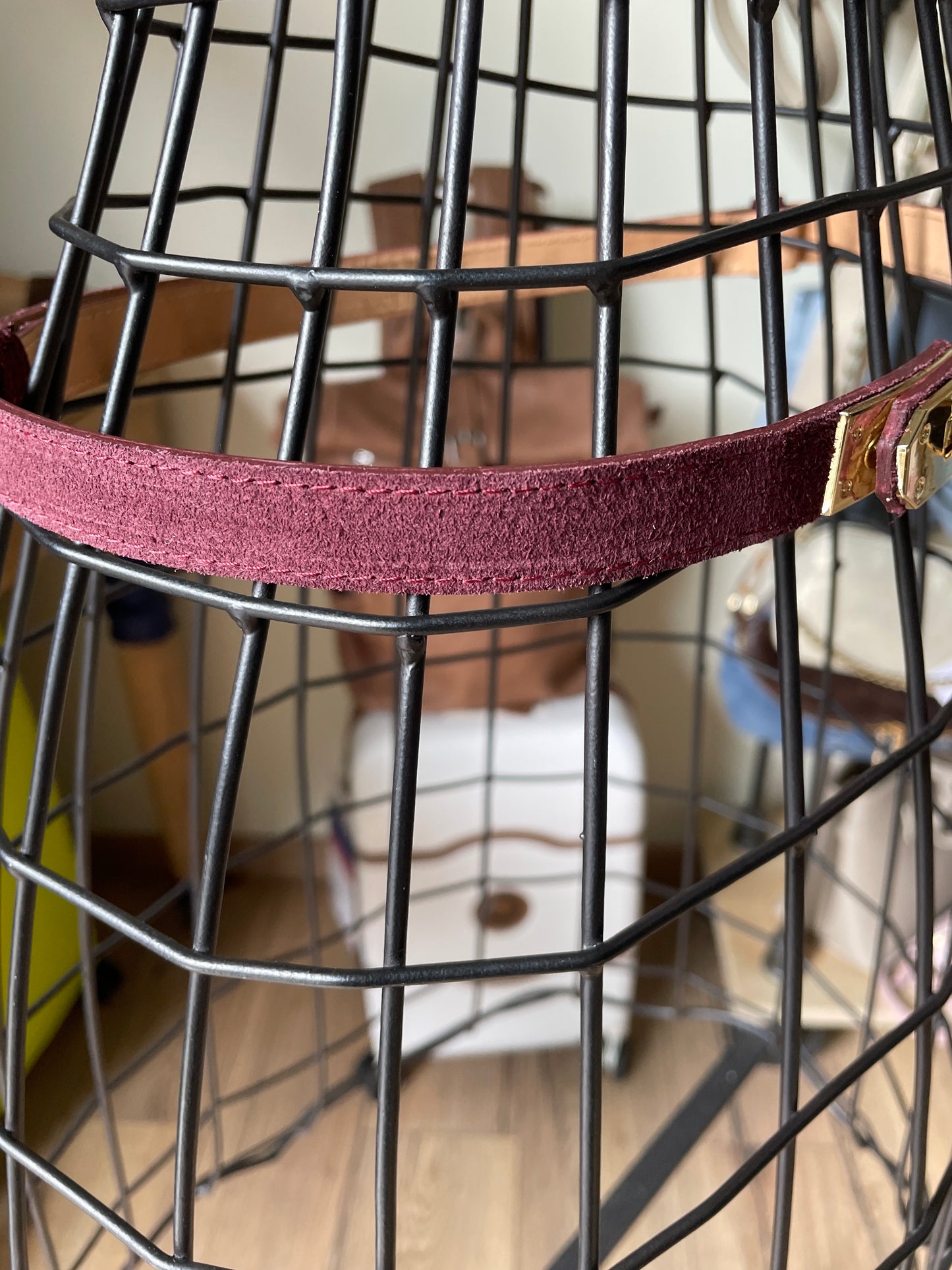Fine ceinture Hanna en cuir suédé coloris bordeaux