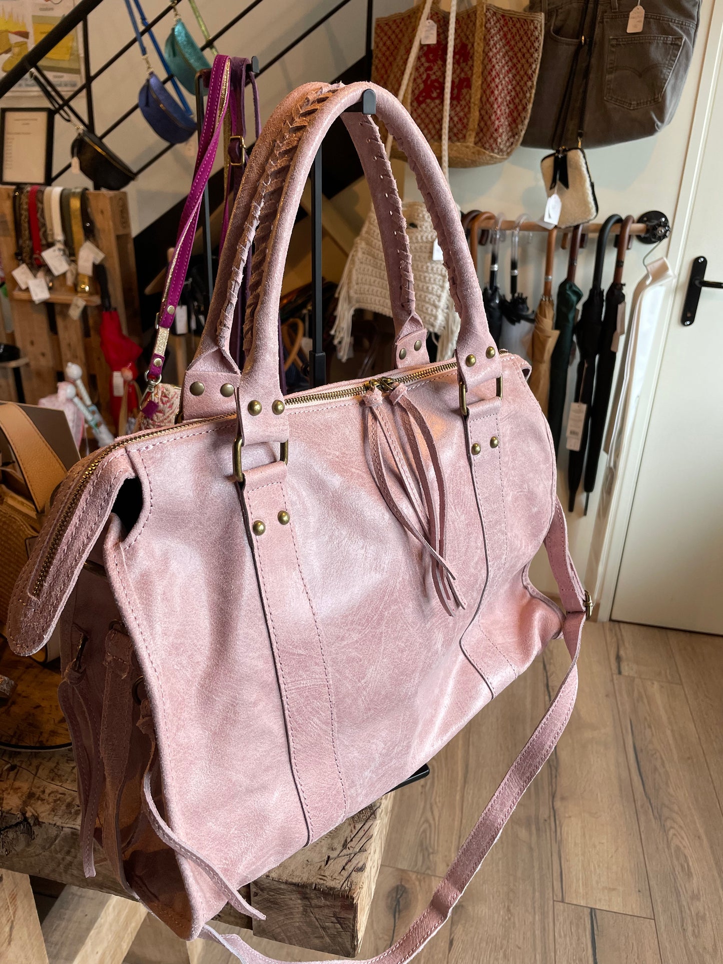 Sac Amandine en cuir mat rose poudré grand format