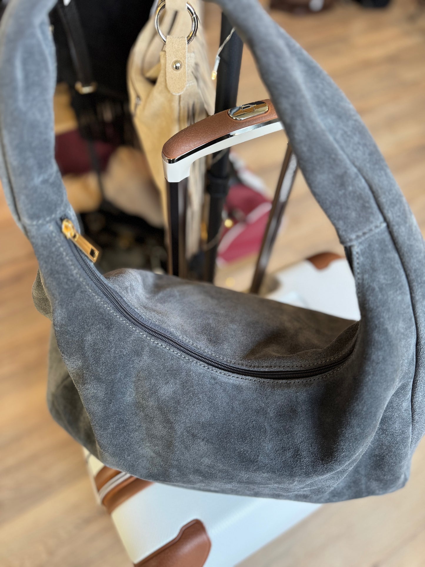 Sac Gaston en daim coloris gris porté épaule