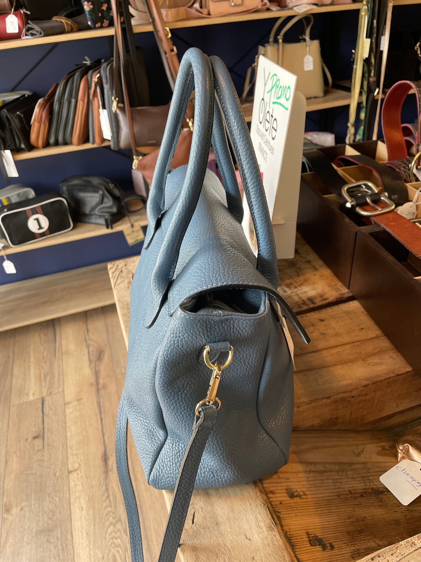 Sac à main en cuir grainé bleu jean