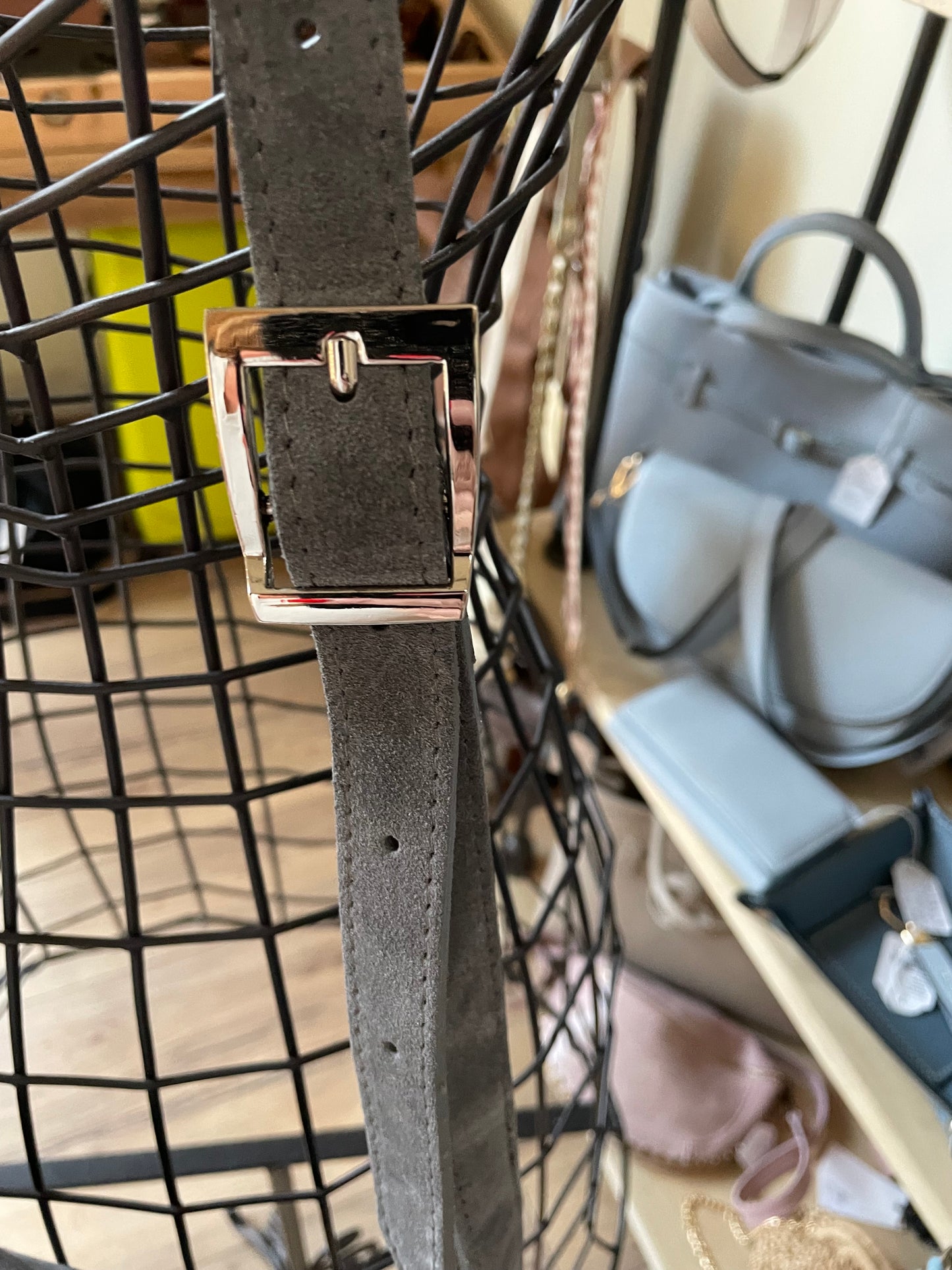 Sac Barbara en cuir suédé avec franges et clous et rivets (coloris gris)