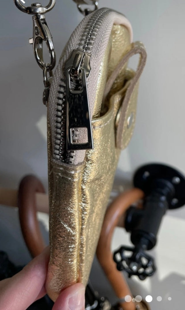 Porte téléphone en cuir irisé doré
