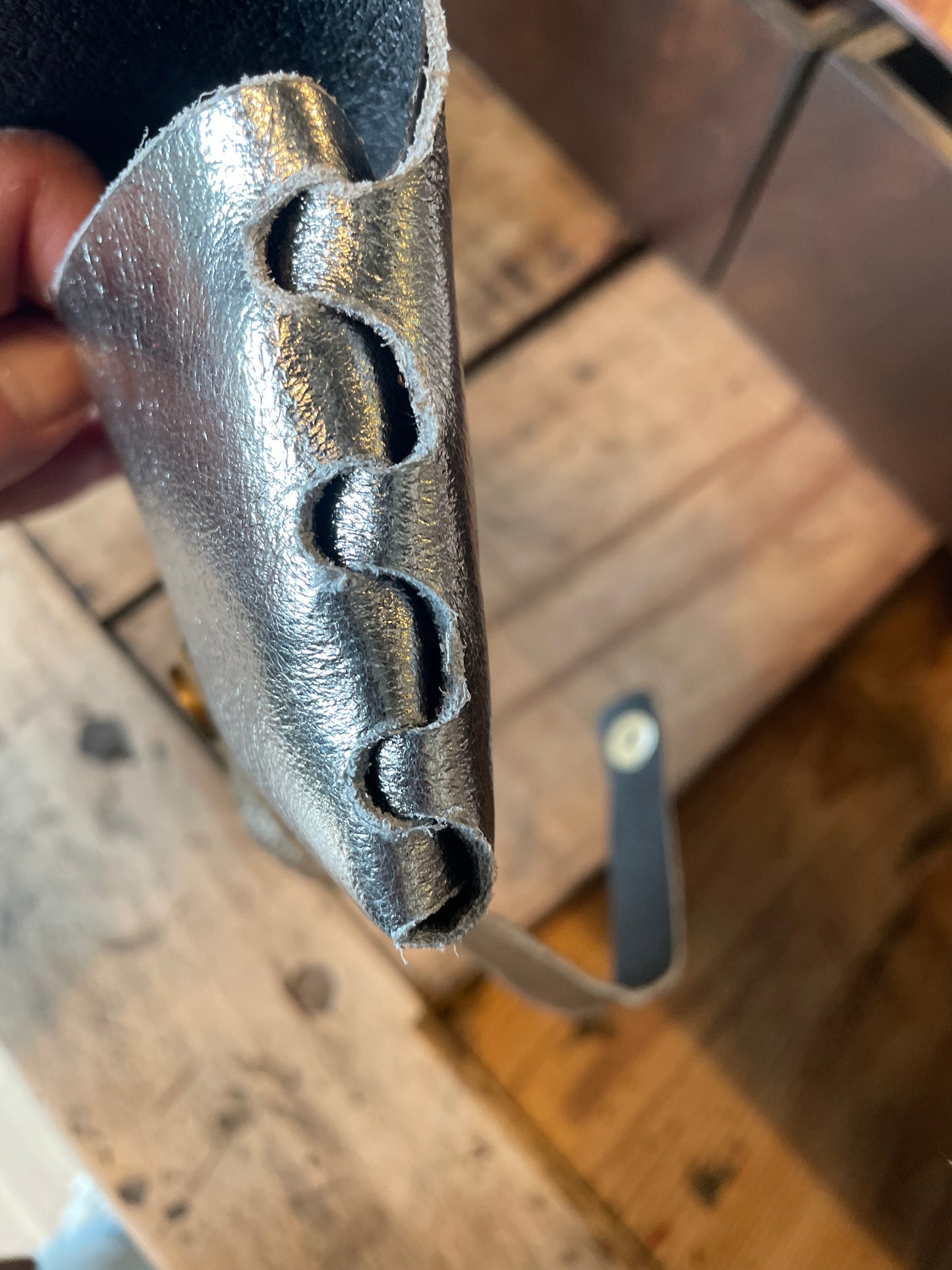 Étui à lunettes en cuir irisé argenté