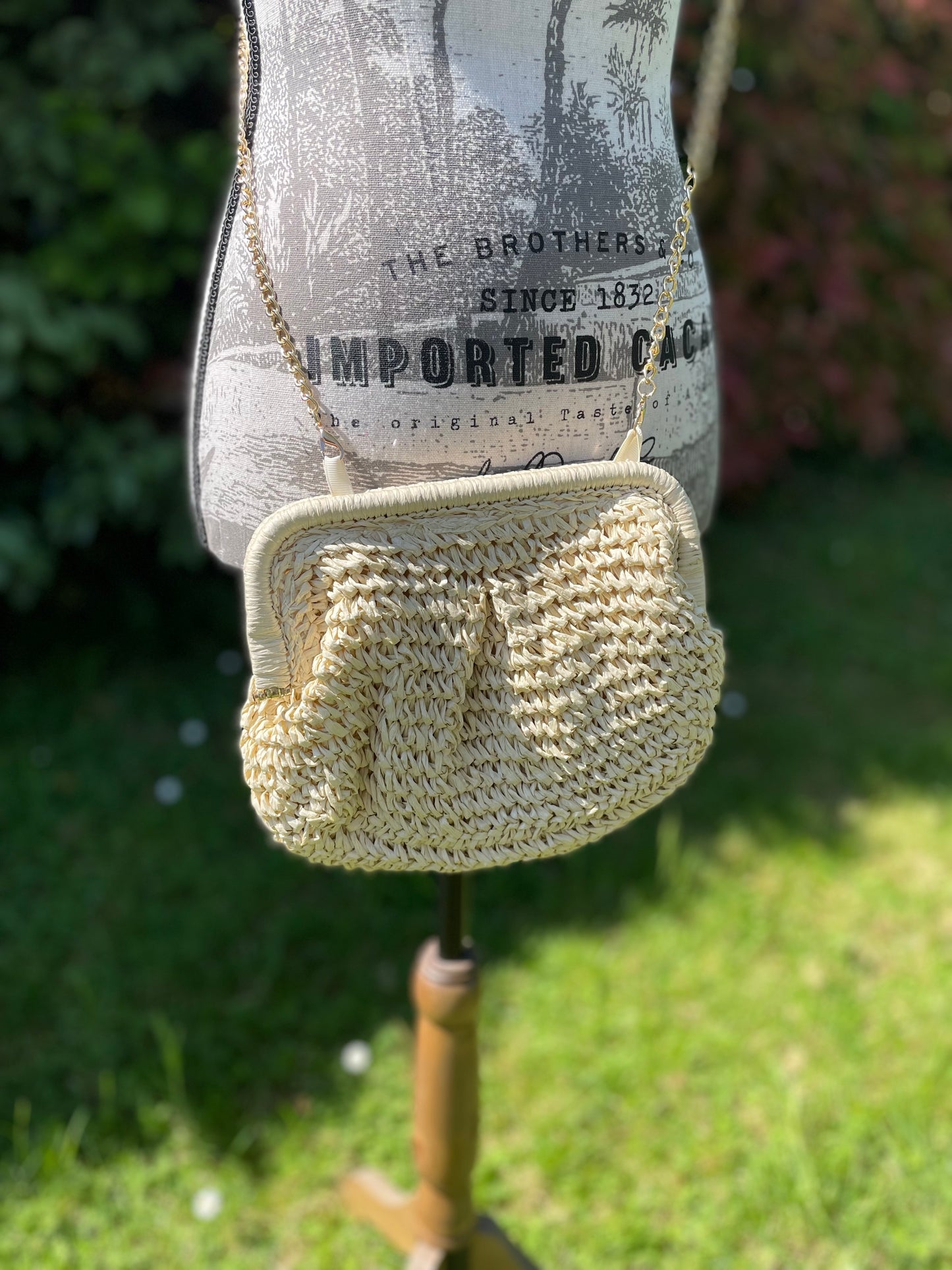 Sac/pochette ROMY beige à bandoulière en chaîne dorée amovible