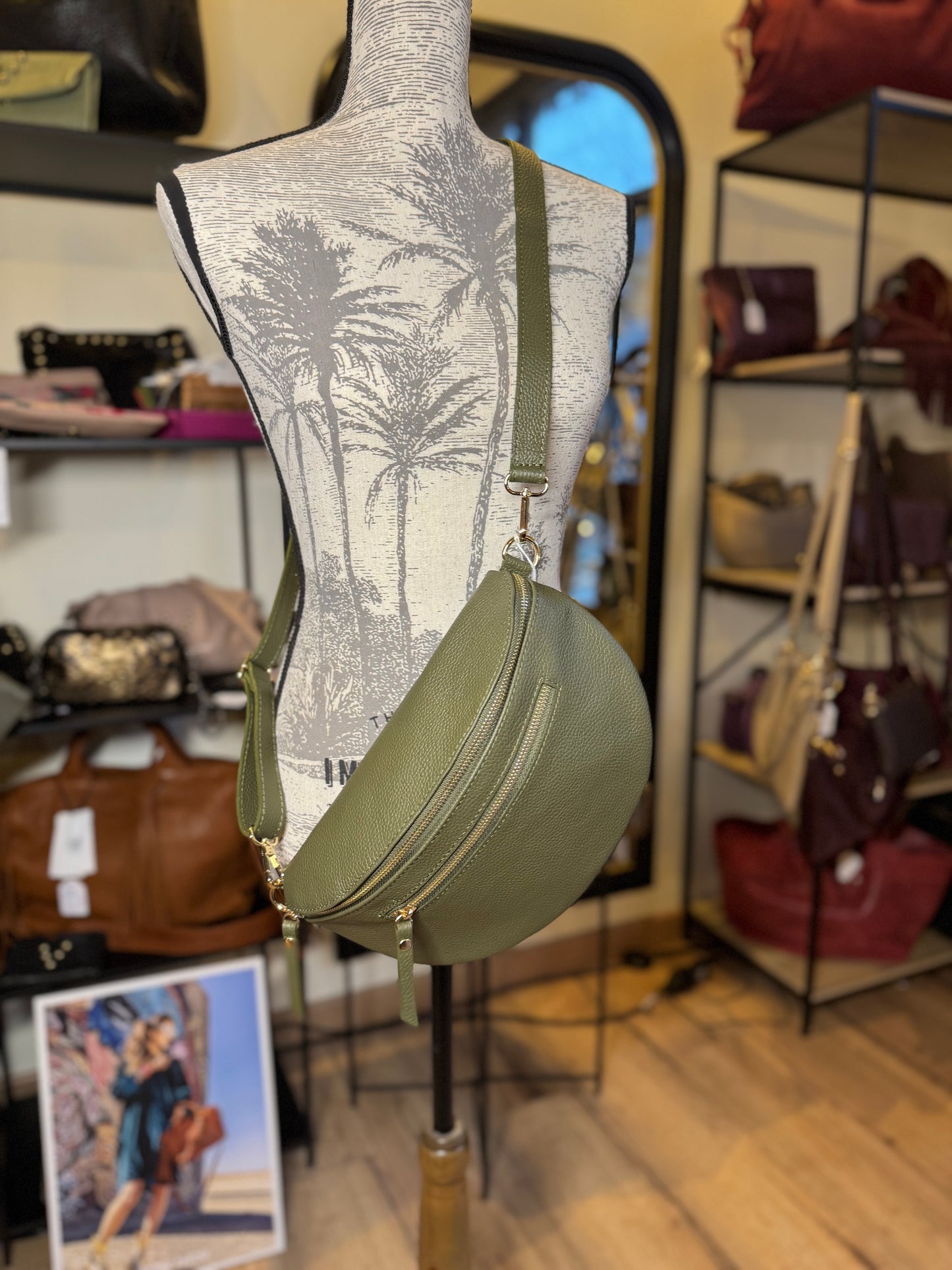 Banane grand modèle en cuir grainé coloris kaki