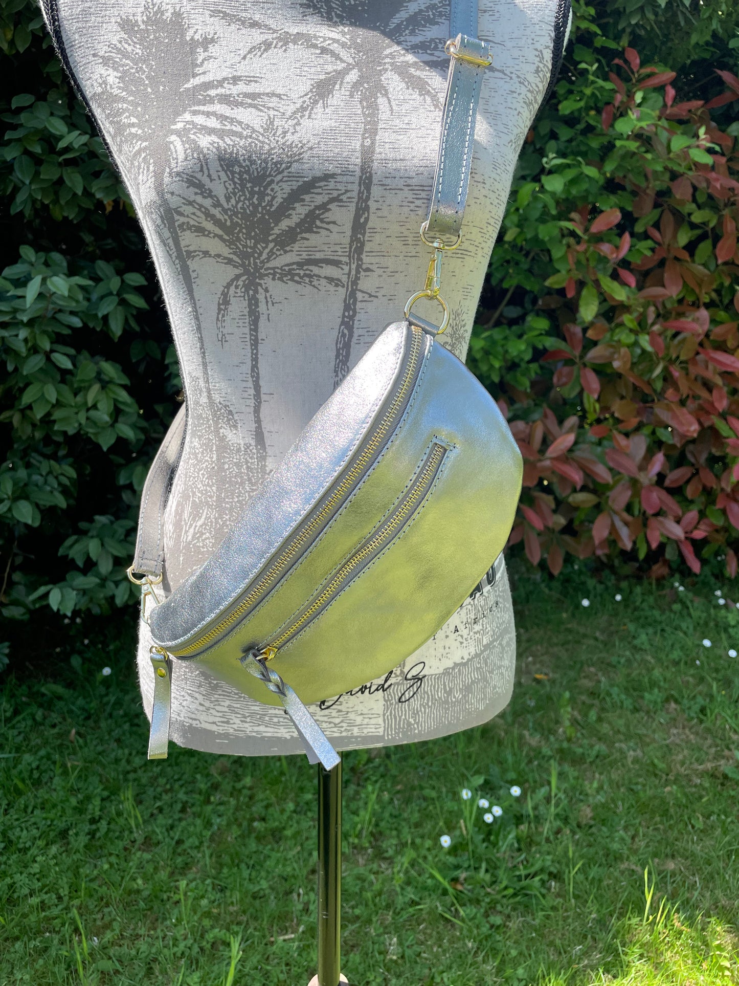 Banane SACHA en cuir irisé gris