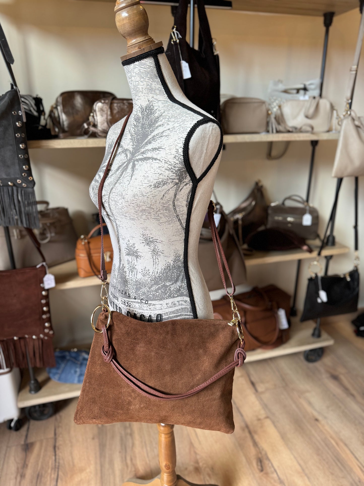 Sac Charlie format grande pochette en daim marron