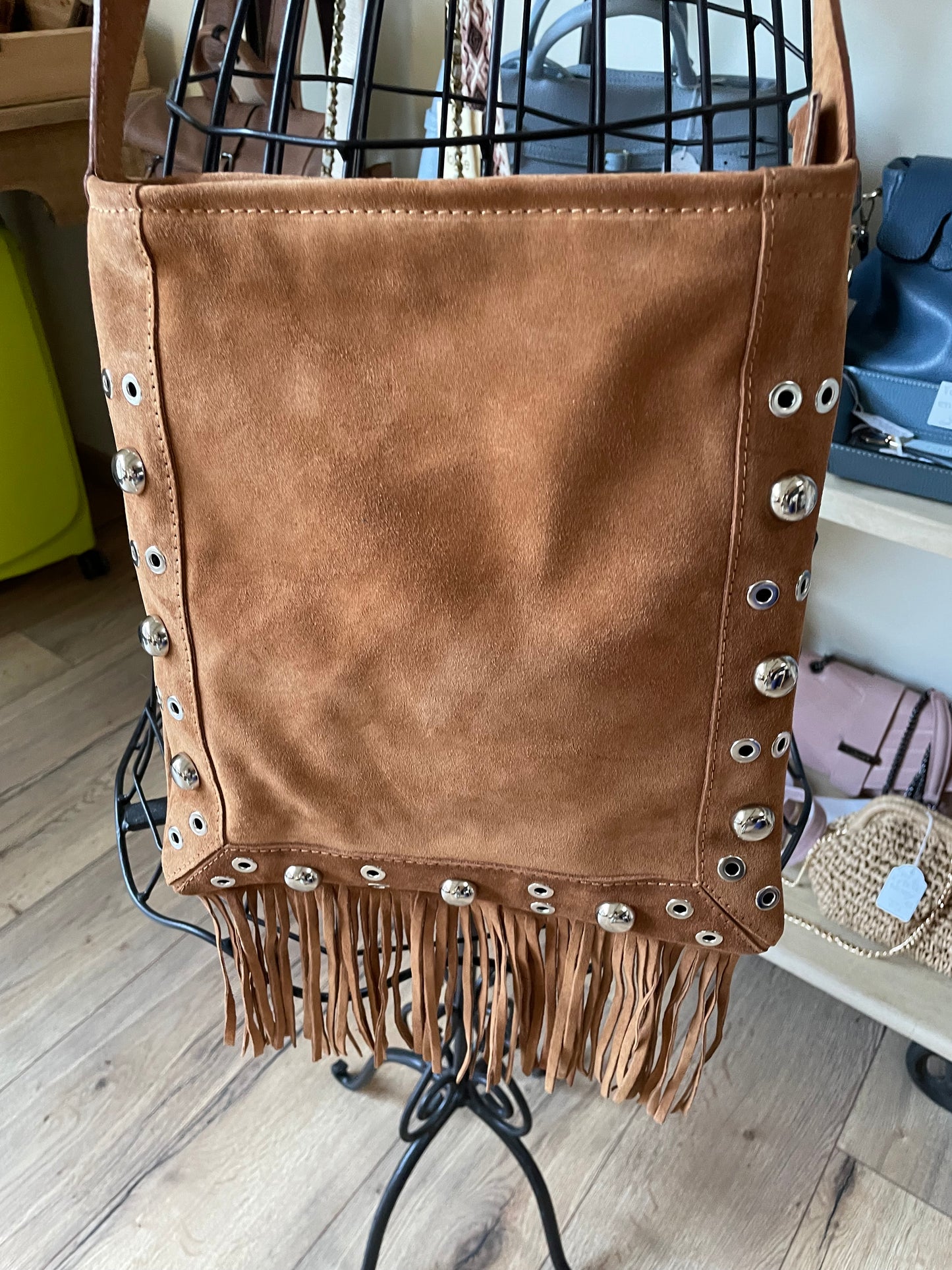 Sac Barbara en cuir suédé avec franges et rivets (coloris camel)