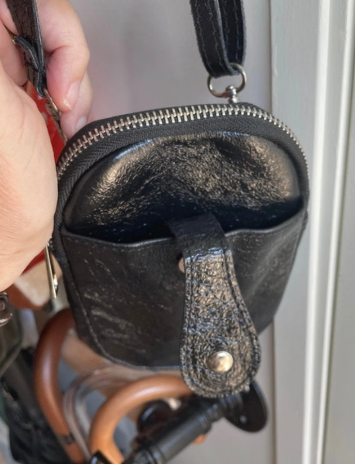 Porte téléphone en cuir irisé noir