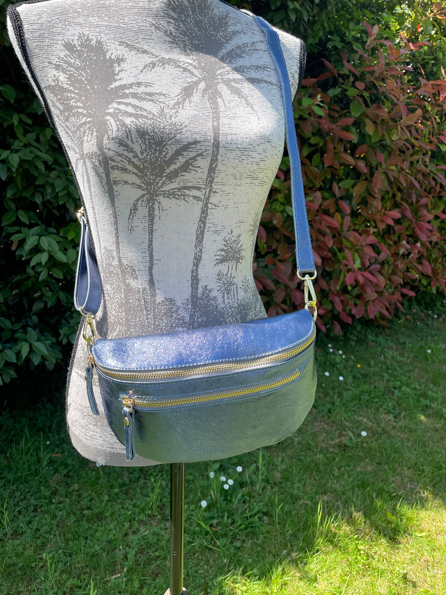 Banane SACHA en cuir irisé bleu