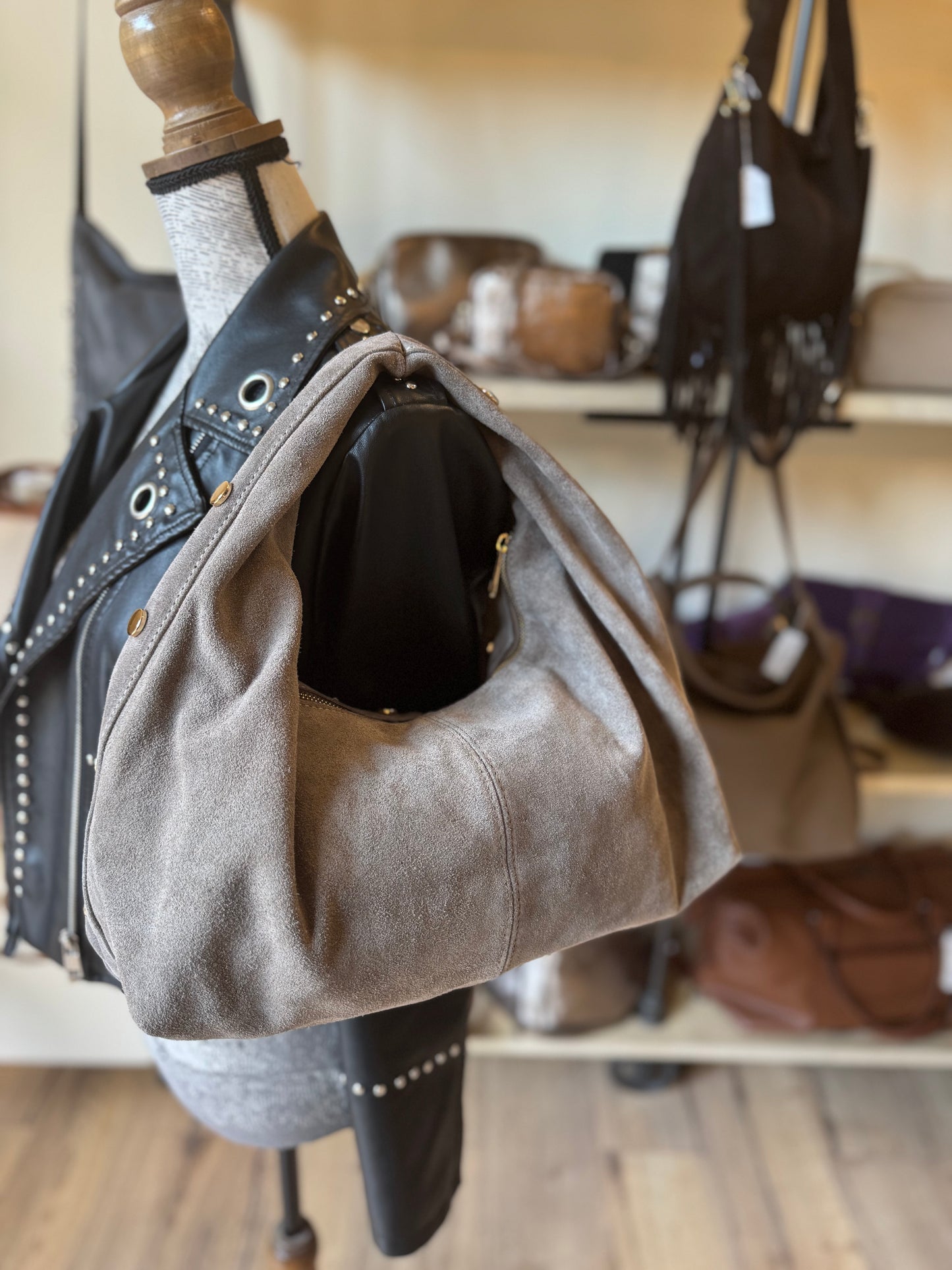Sac Victoire en daim coloris taupe foncé et rivets dorés