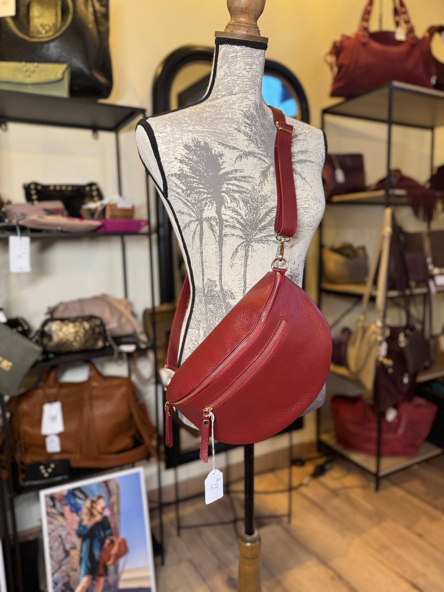 Banane grand modèle en cuir grainé bordeaux