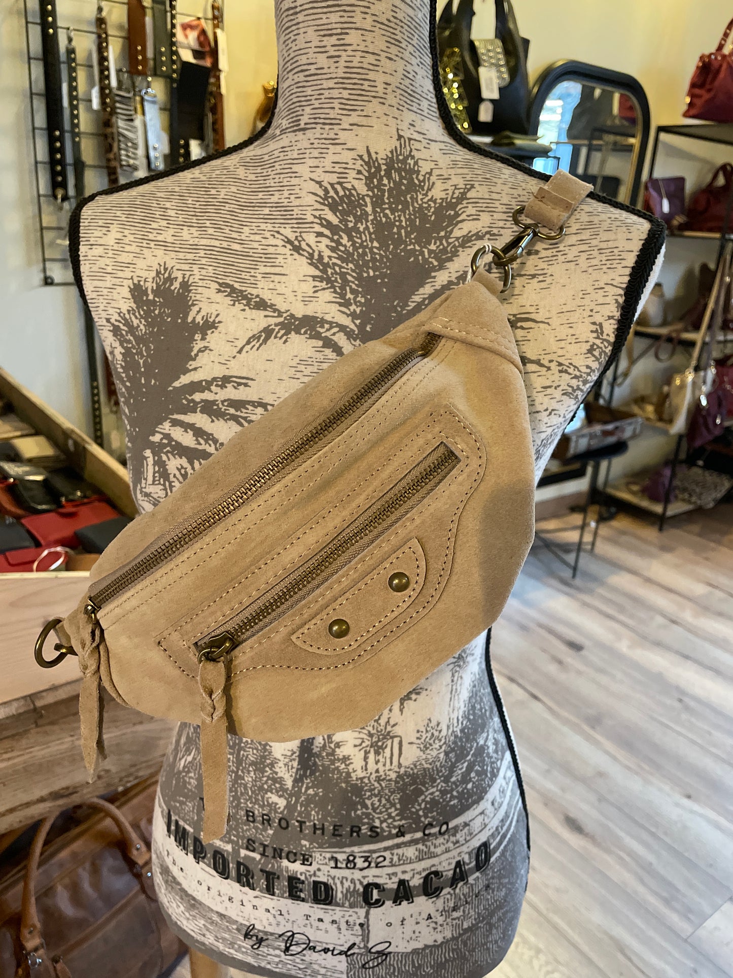 Banane Alda en daim coloris beige