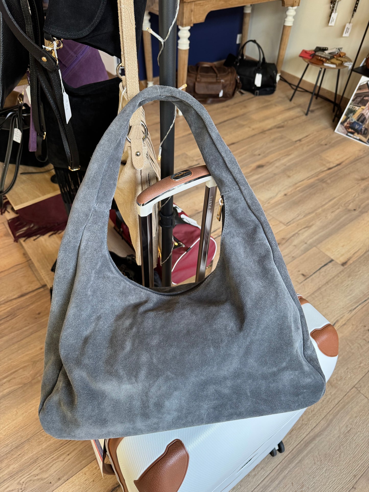 Sac Gaston en daim coloris gris porté épaule