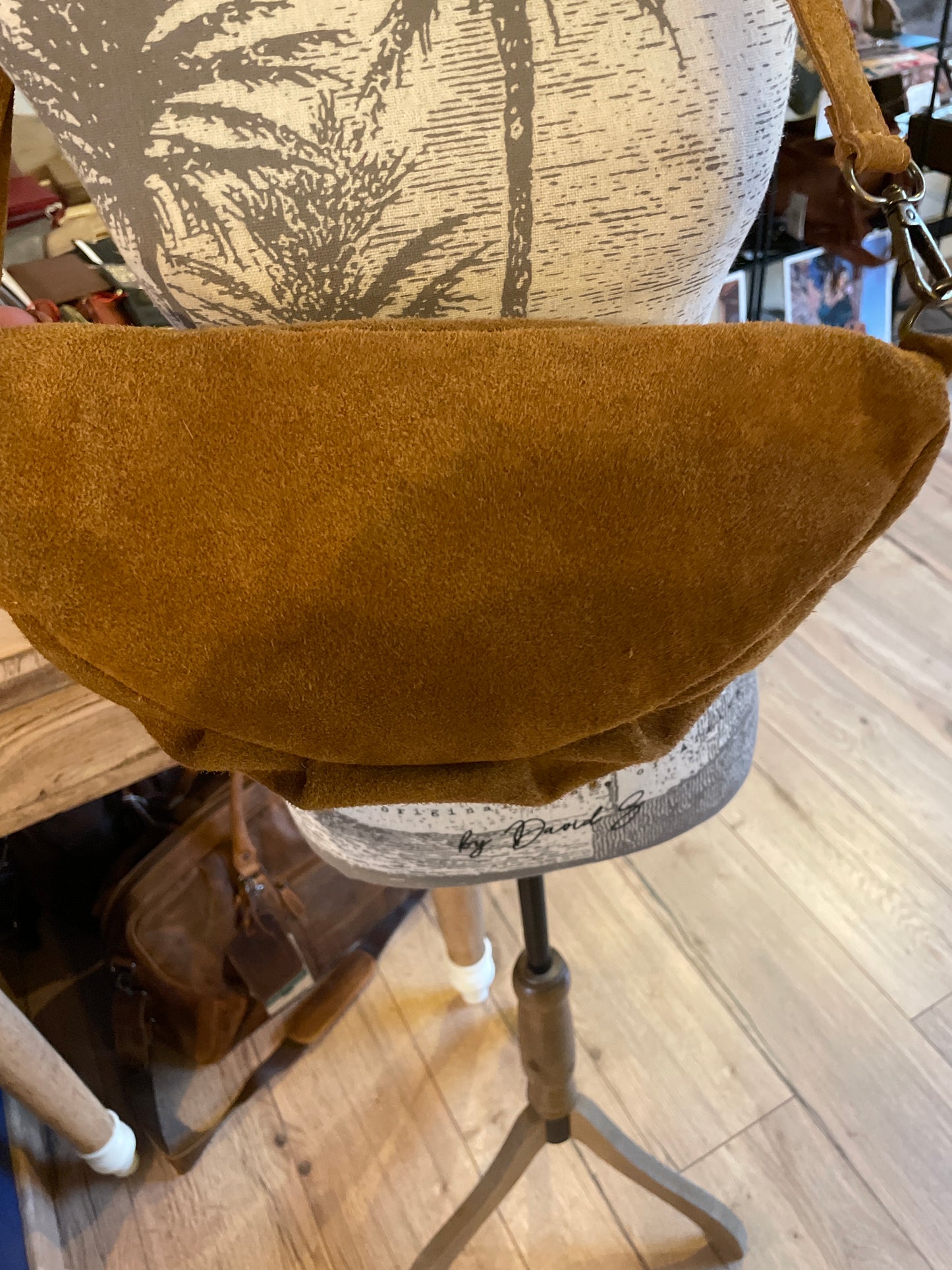 Banane Alda en daim coloris camel