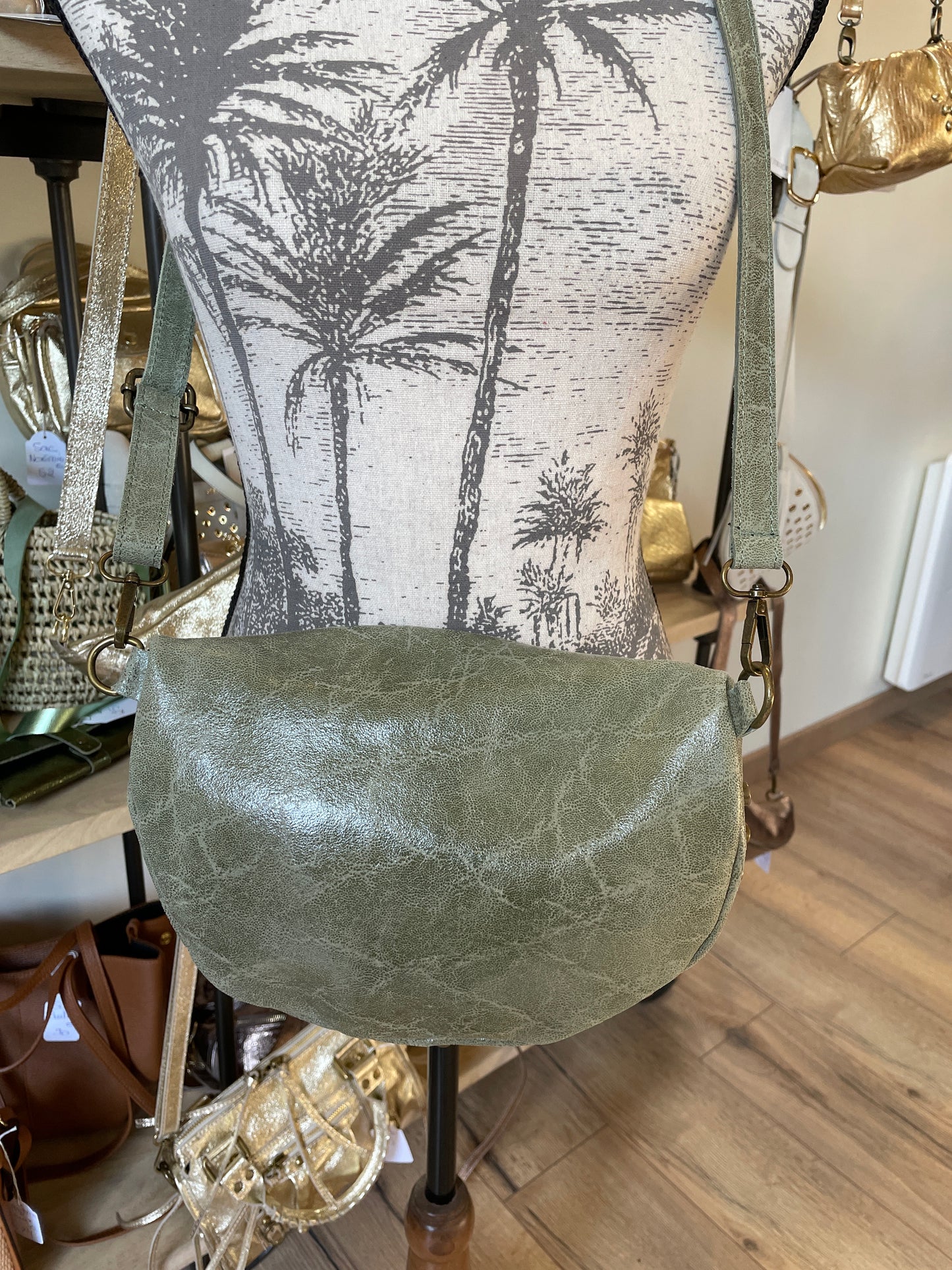 Banane Clem en cuir brossé et clouté - verte