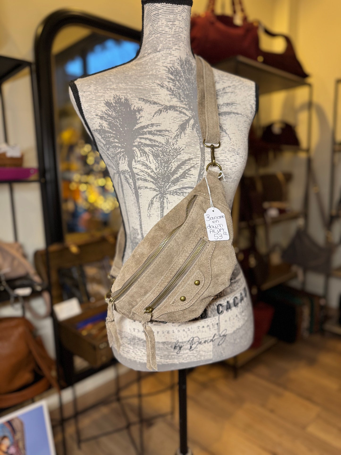 Banane Alda en daim coloris taupe