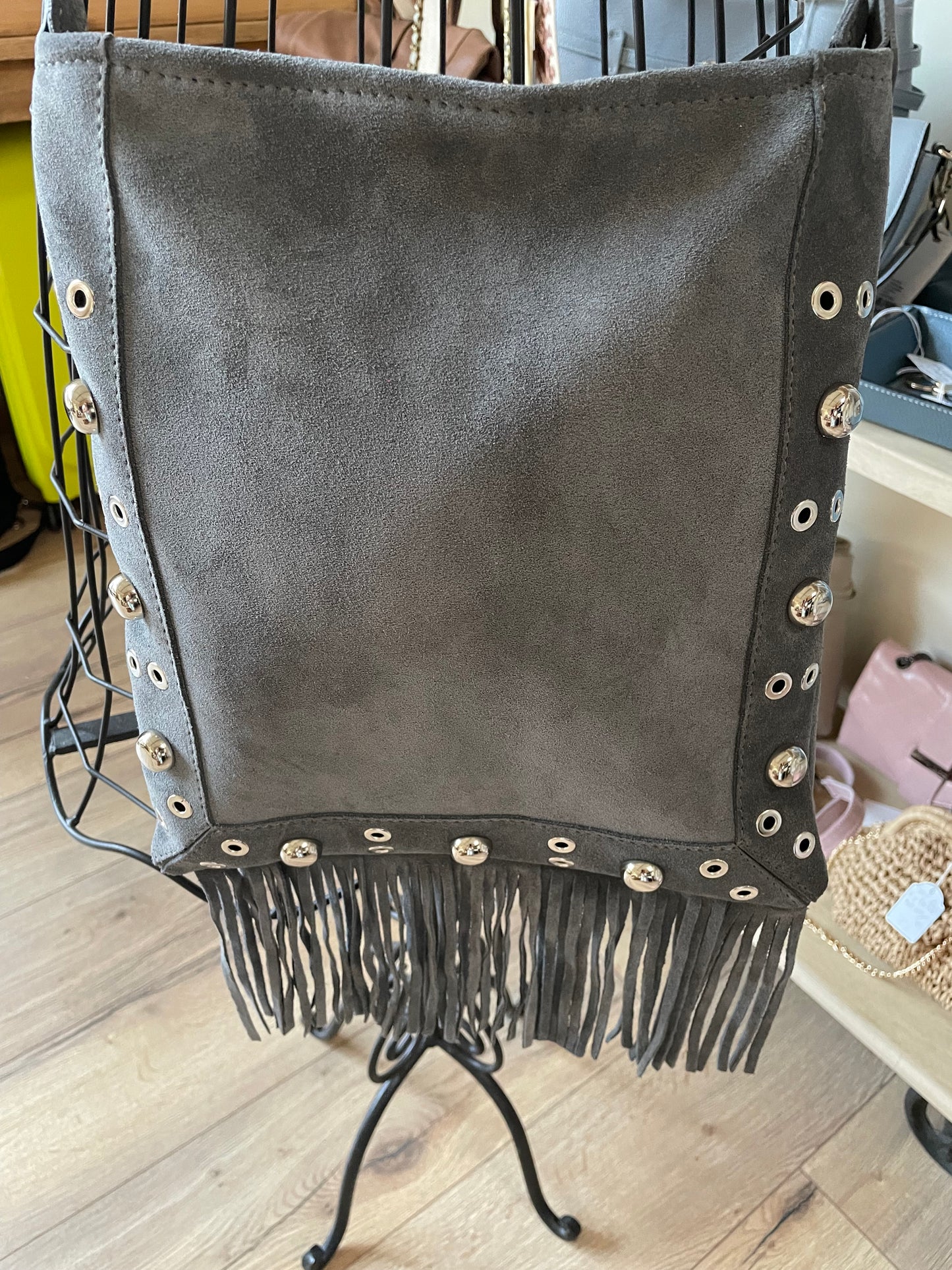 Sac Barbara en cuir suédé avec franges et clous et rivets (coloris gris)