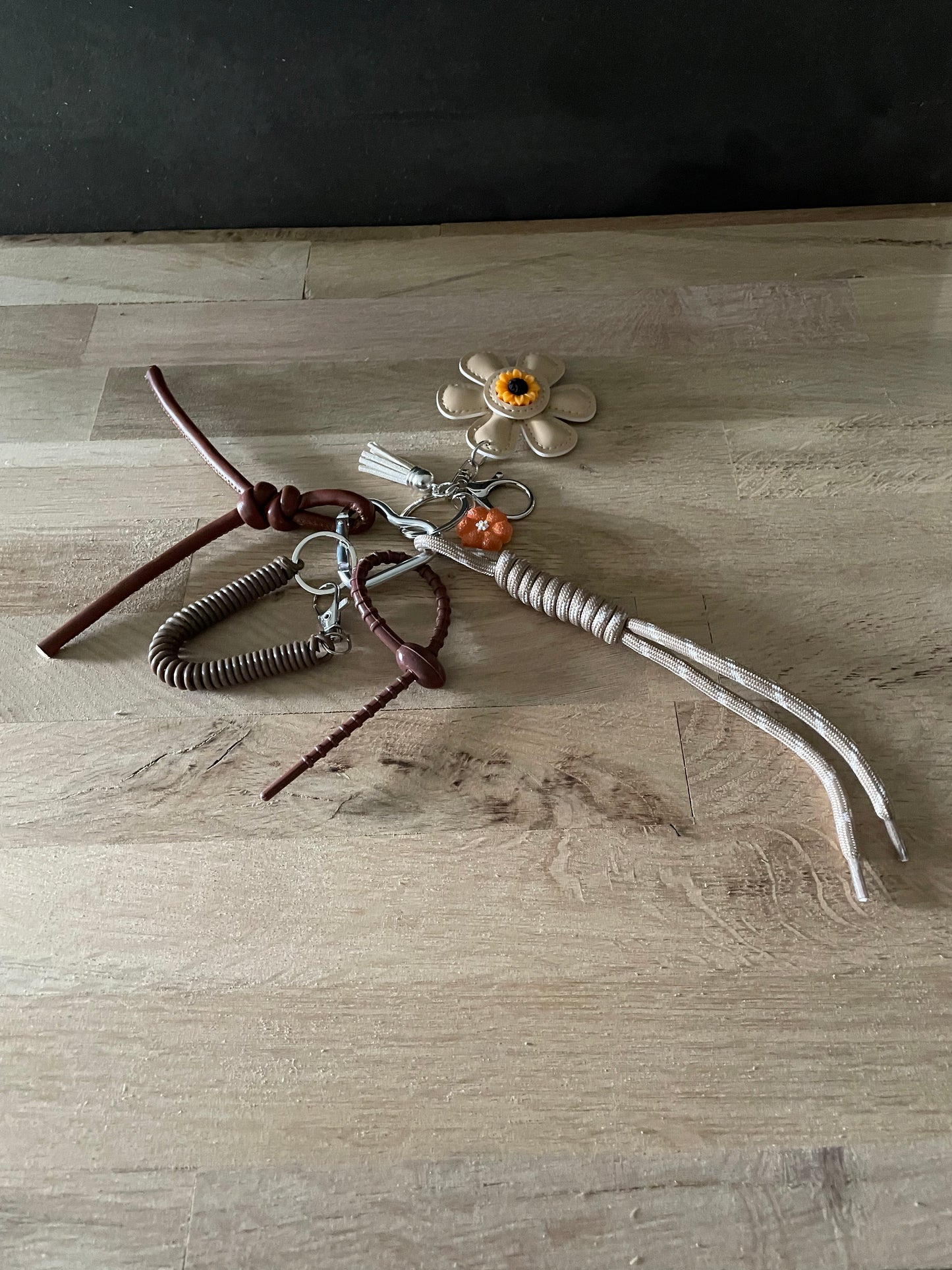 Bijou de sac Fleur Camel
