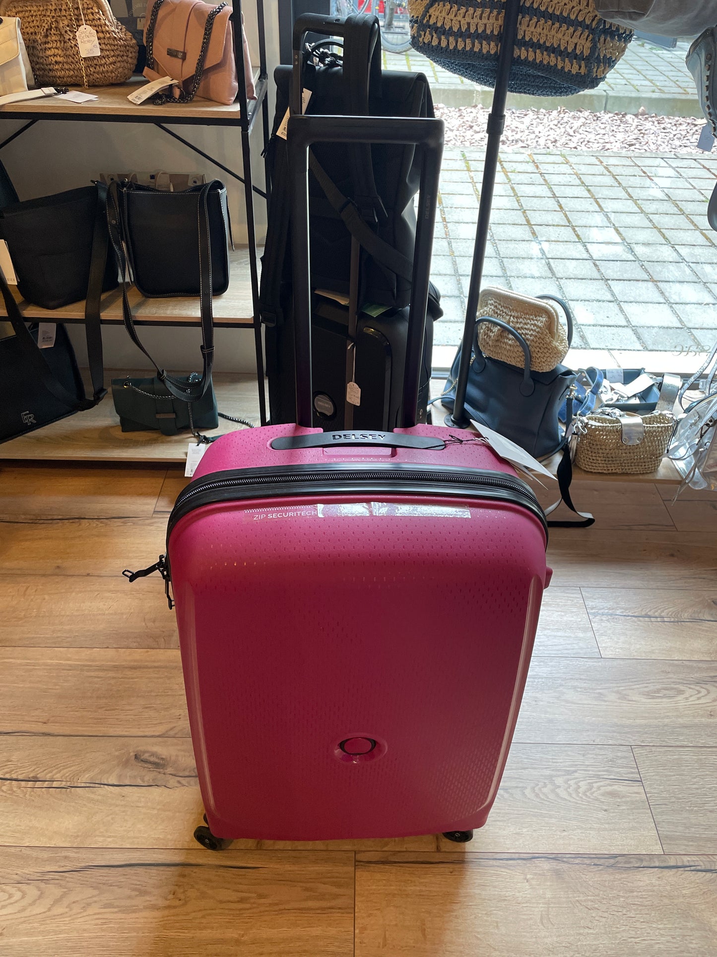 Valise Belmont DELSEY  80 Litres / 71 cm coloris Framboise - disponible en boutique